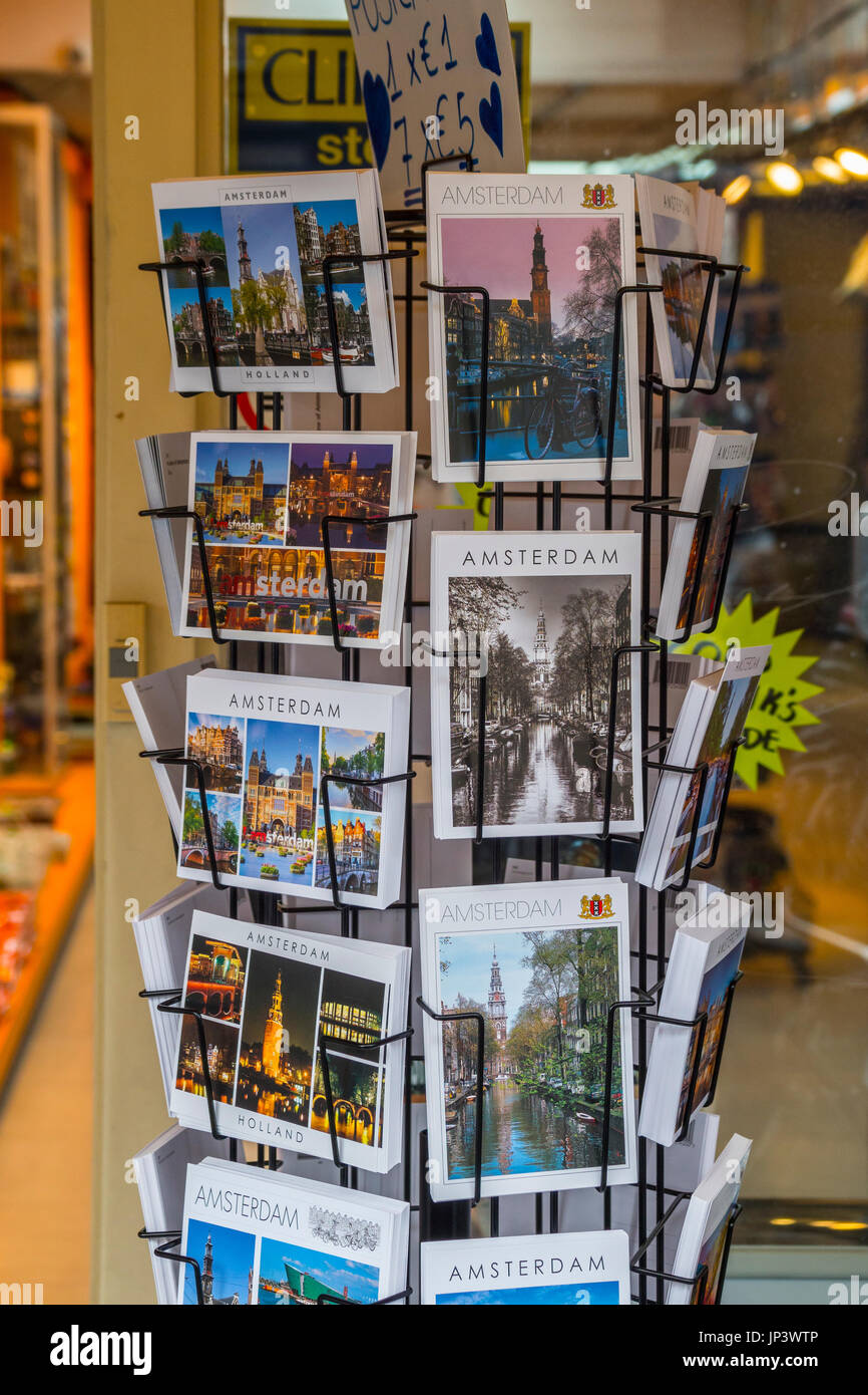 Cartes postales en vente dans les rues d'Amsterdam - Amsterdam - Pays-Bas Banque D'Images