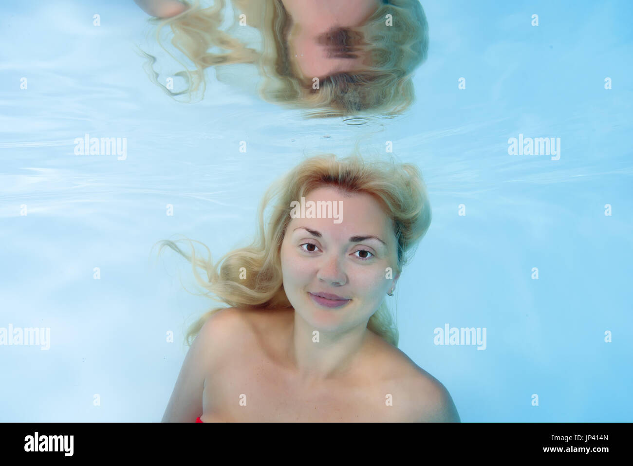 Portrait d'une femme sous l'eau Banque D'Images