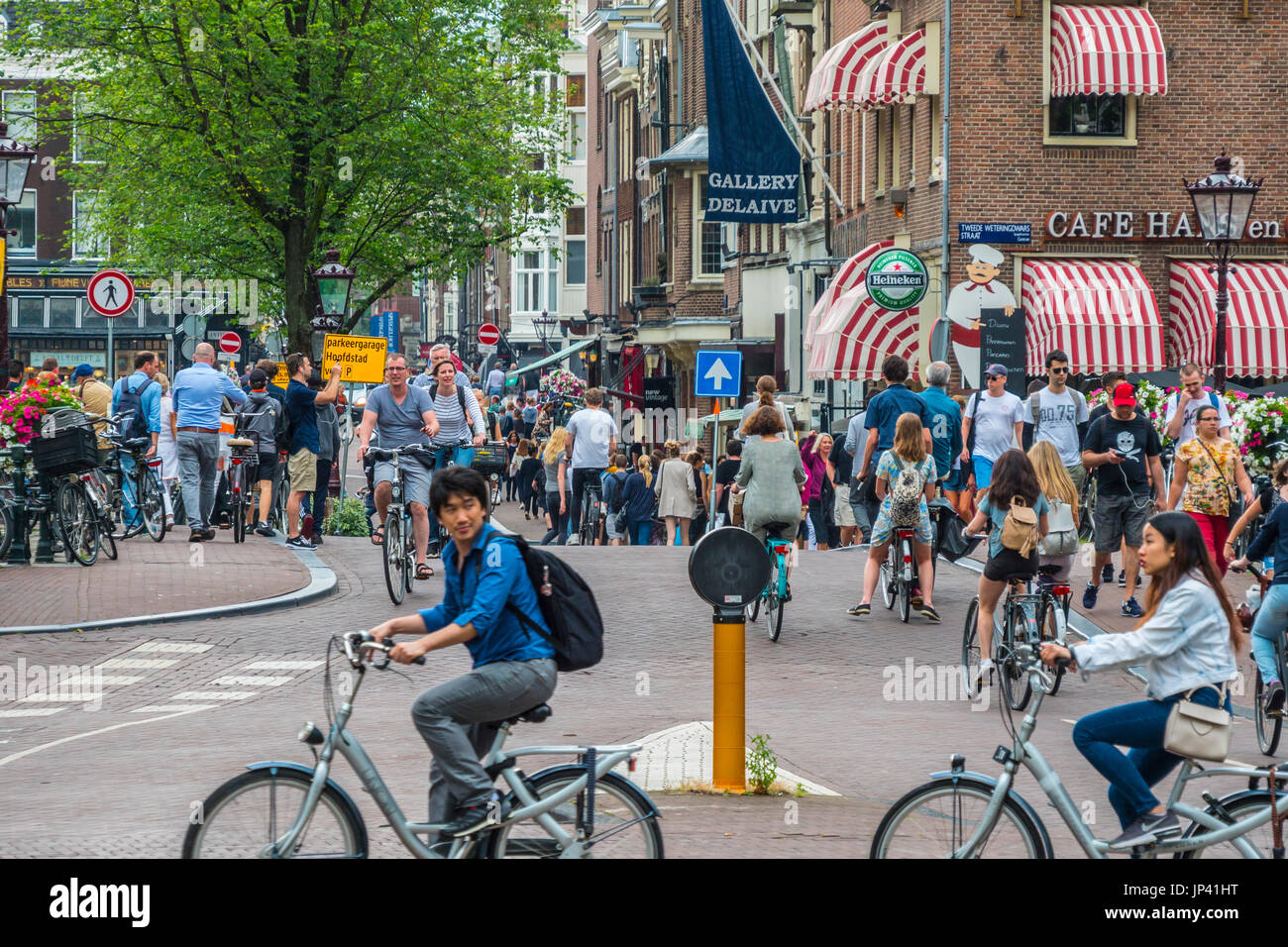 Plein de touristes dans les rues d'Amsterdam - Amsterdam - Pays-Bas Banque D'Images