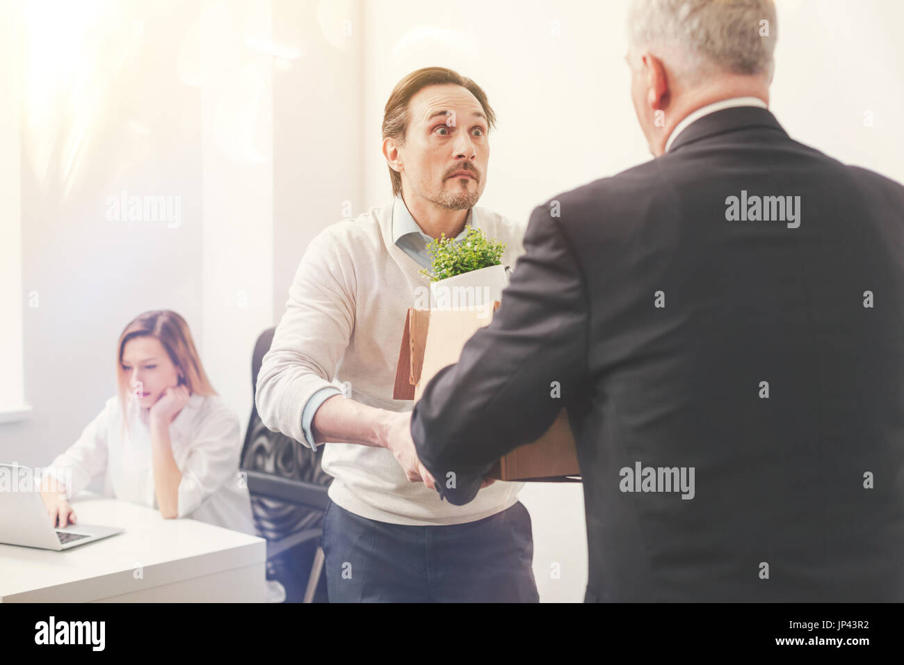 Jeune employé en détresse choqué avec l'actualité Banque D'Images