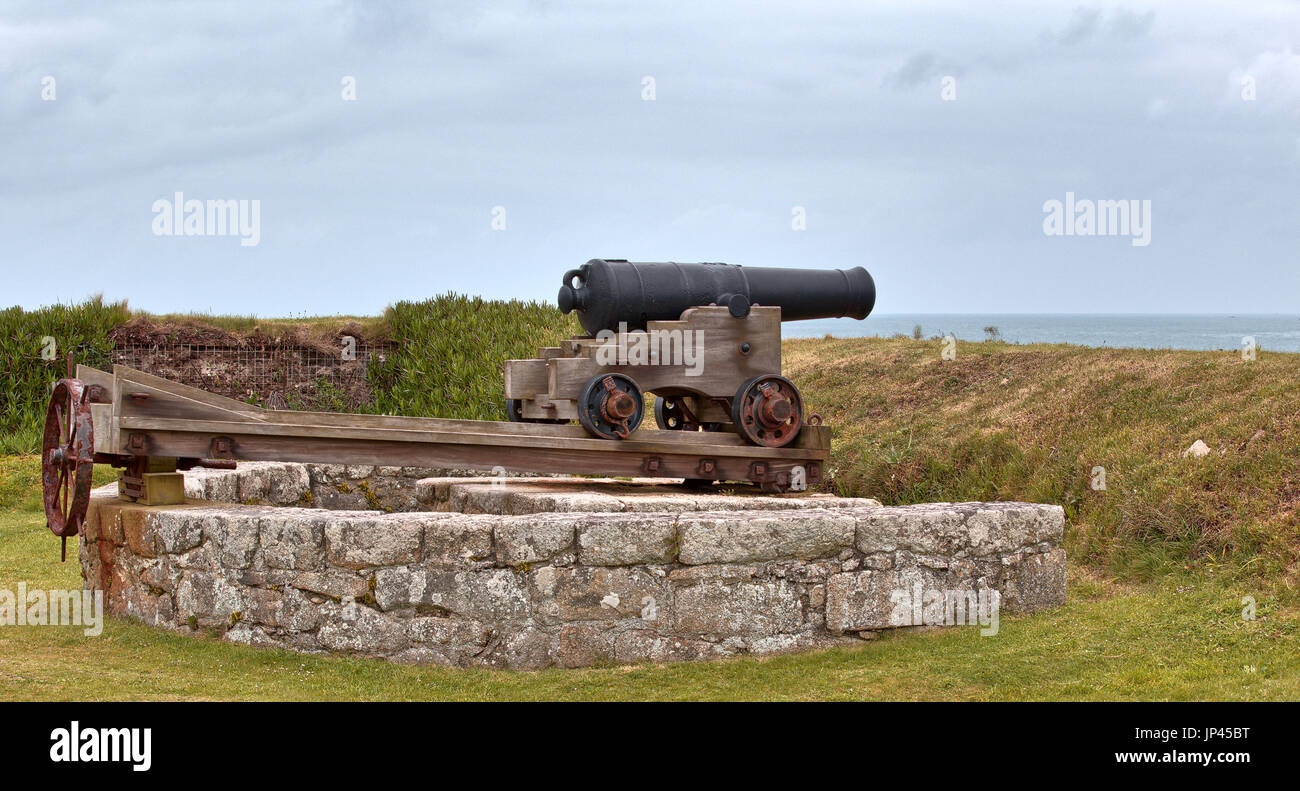 Un dix-huitième siècle à des armes à feu le Roi Charles's Batterie pour défendre le port de St Matry, Îles Scilly, Cornwall, England, UK. Banque D'Images