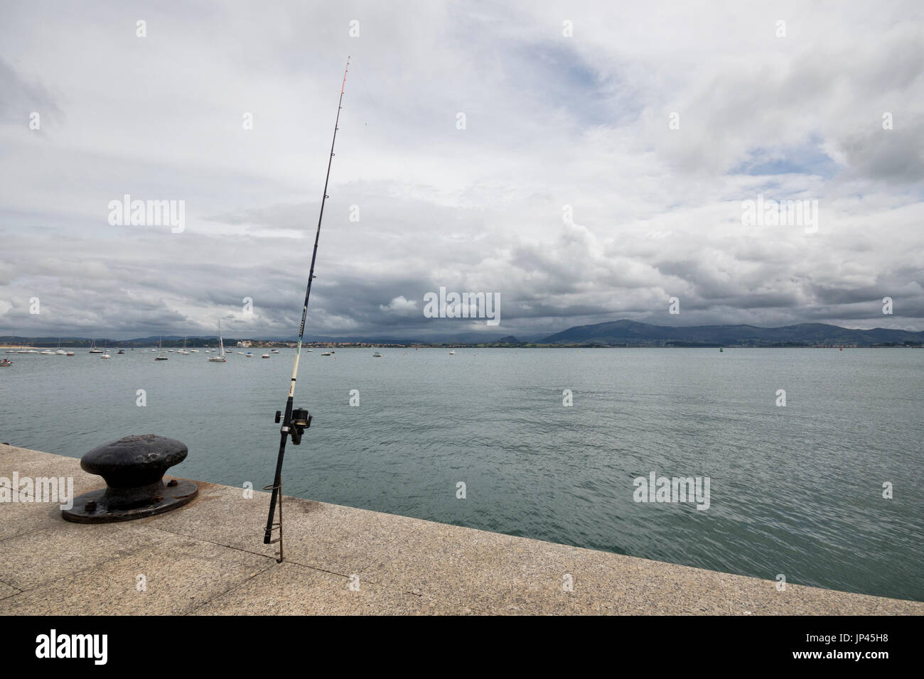 Canne à pêche solitaire dans un jour nuageux (Santander, Cantabria, Espagne). Banque D'Images