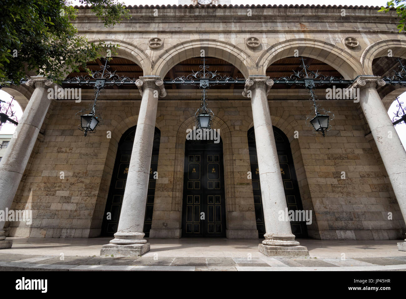 Grand angle de la face avant d'une église avec des colonnes et des lampes (Santander, Cantabria, Espagne). Banque D'Images