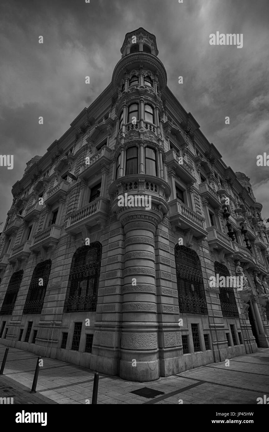 Image en noir et blanc d'architecture classique de l'édifice de la Banque Santander (Santander, Cantabria, Espagne). Banque D'Images