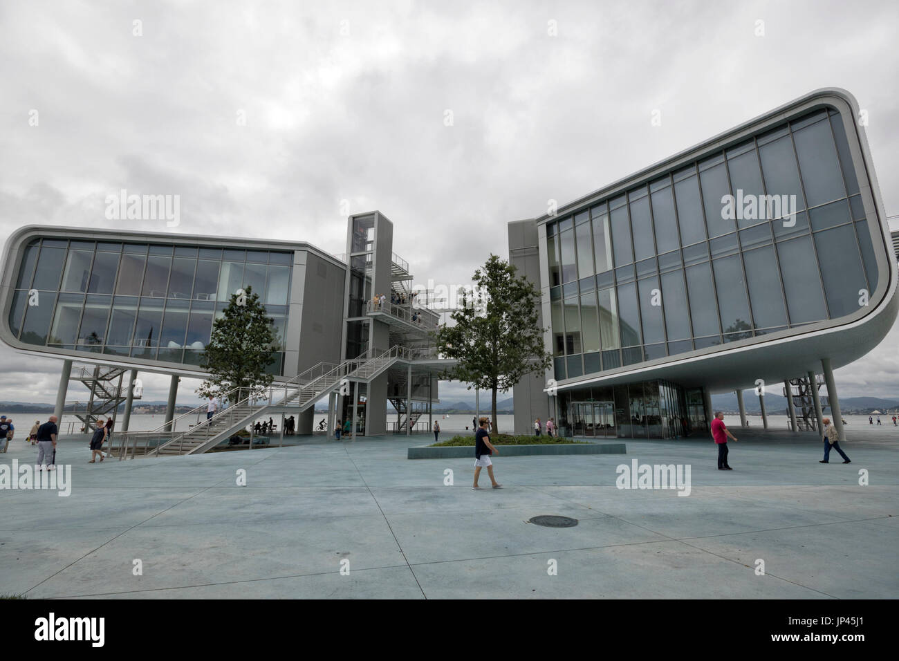 Les gens qui marchent autour de l'Botin centre musée (Santander, Cantabria, Espagne). Banque D'Images