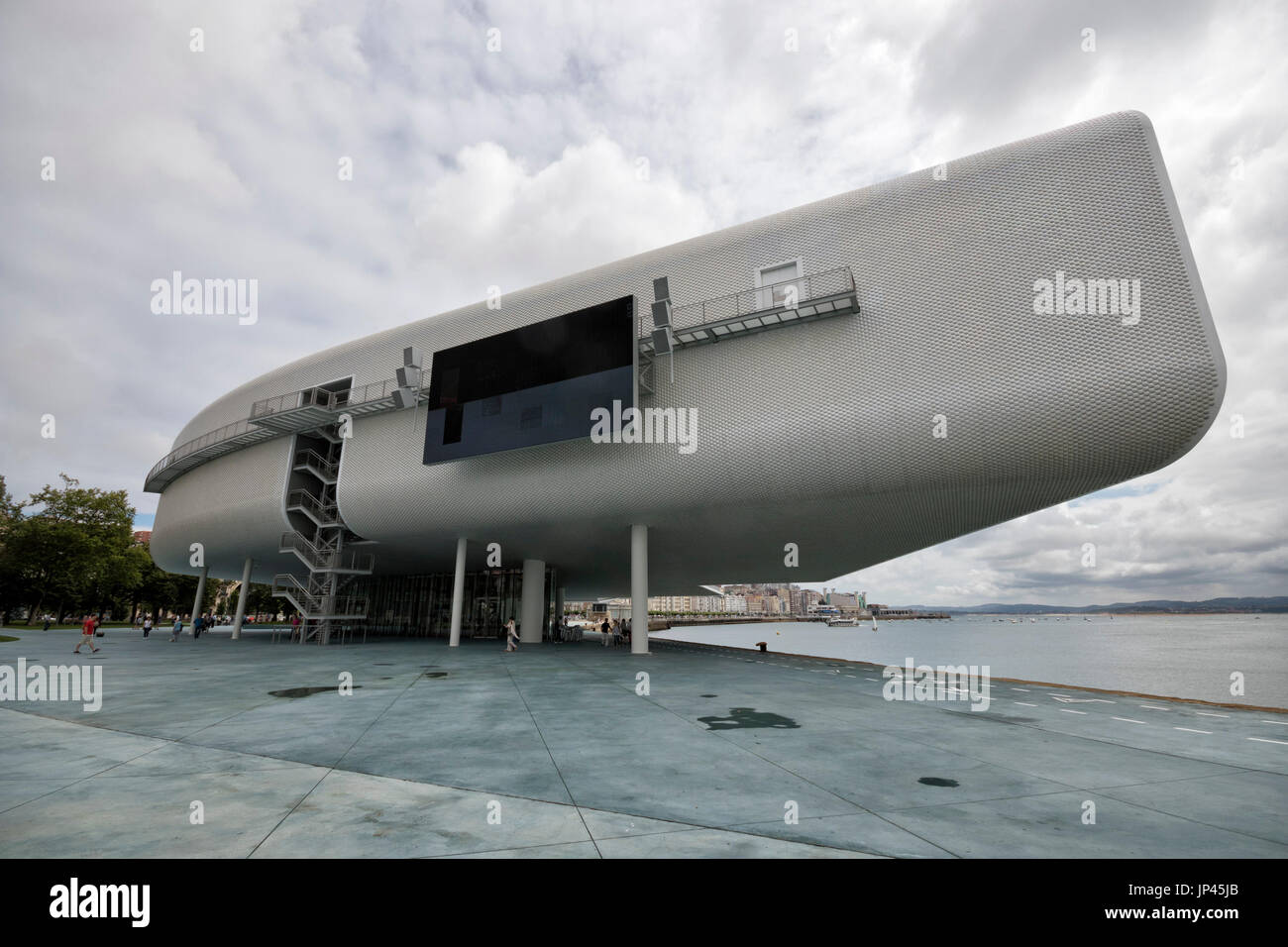 Vue grand angle à l'arrière du bâtiment du centre de Botin (Santander, Cantabria, Espagne). Banque D'Images