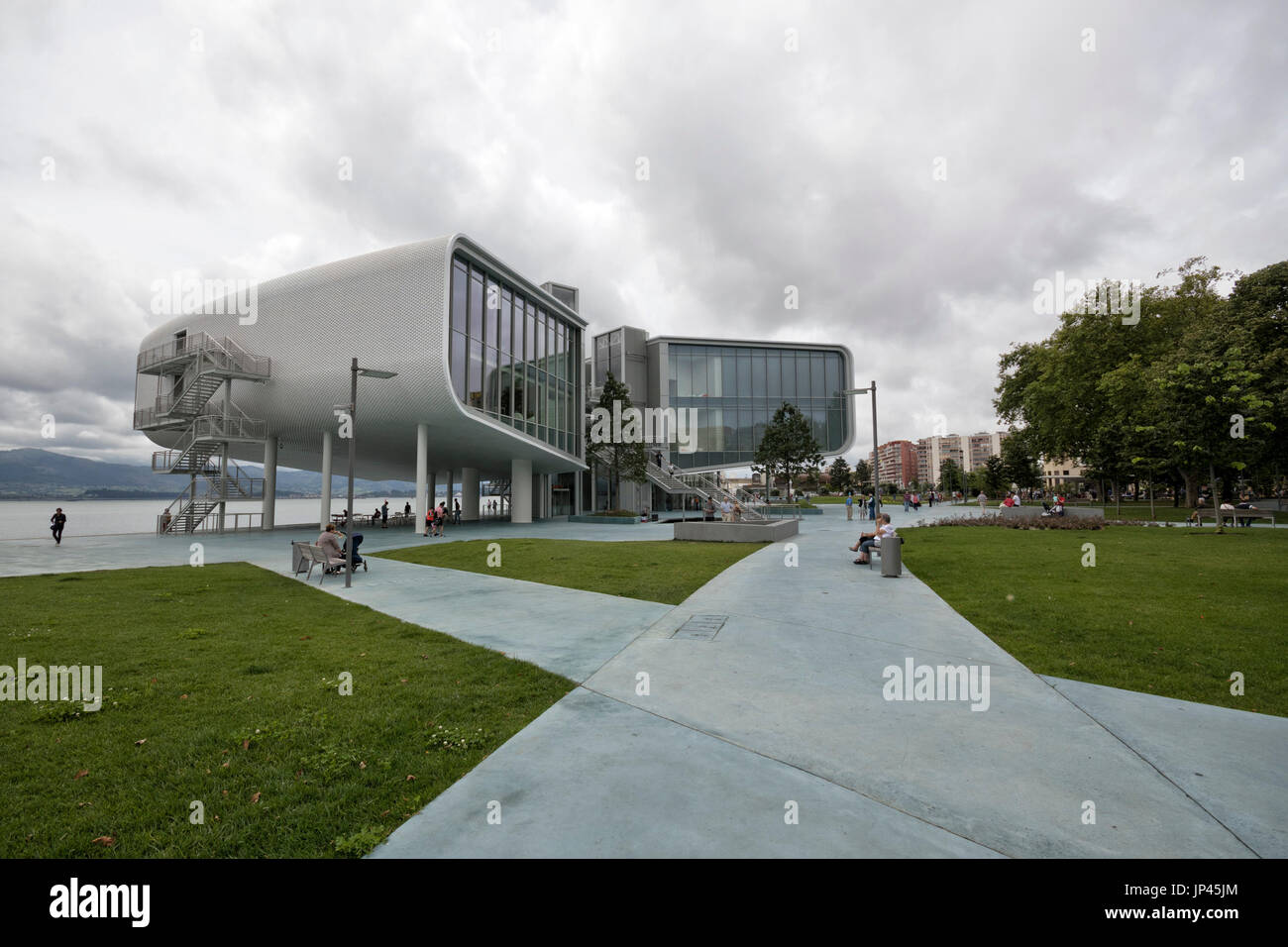 Les gens dans le parc entourant le centre de Botin (Santander, Cantabria, Espagne). Banque D'Images