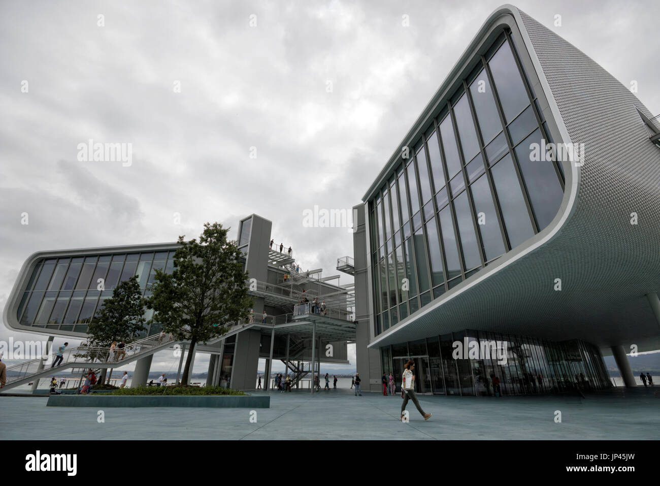 Vue grand angle de l'édifice du centre de Botin avant museum (Santander, Cantabria, Espagne). Banque D'Images