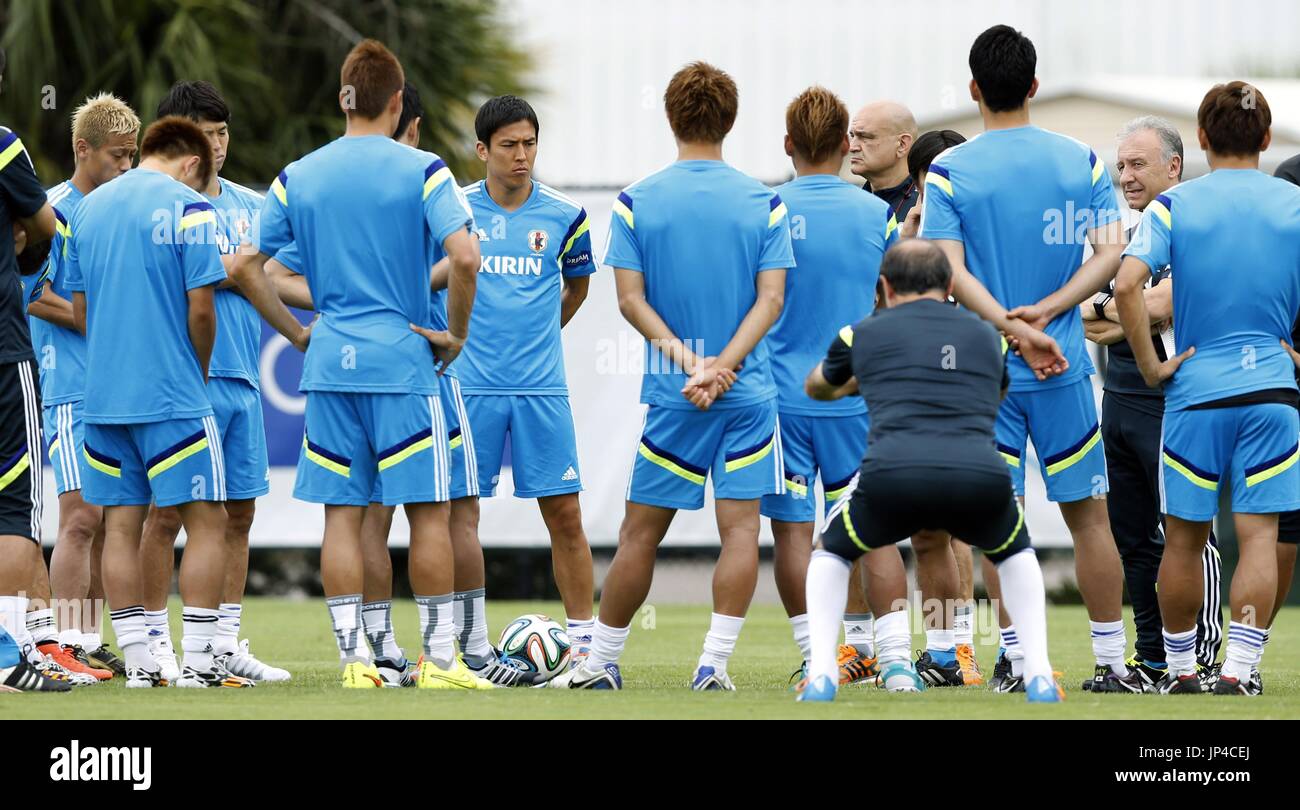 CLEARWATER, États-Unis - Coach Alberto Zaccheroni arrière (R) de l'équipe nationale de football japonais et son équipe se tenir en cercle avant le début de la formation à Clearwater, en Floride, le 4 juin 2014. L'équipe se déplace vers le Brésil le 7 juin 2008. (Kyodo) Banque D'Images