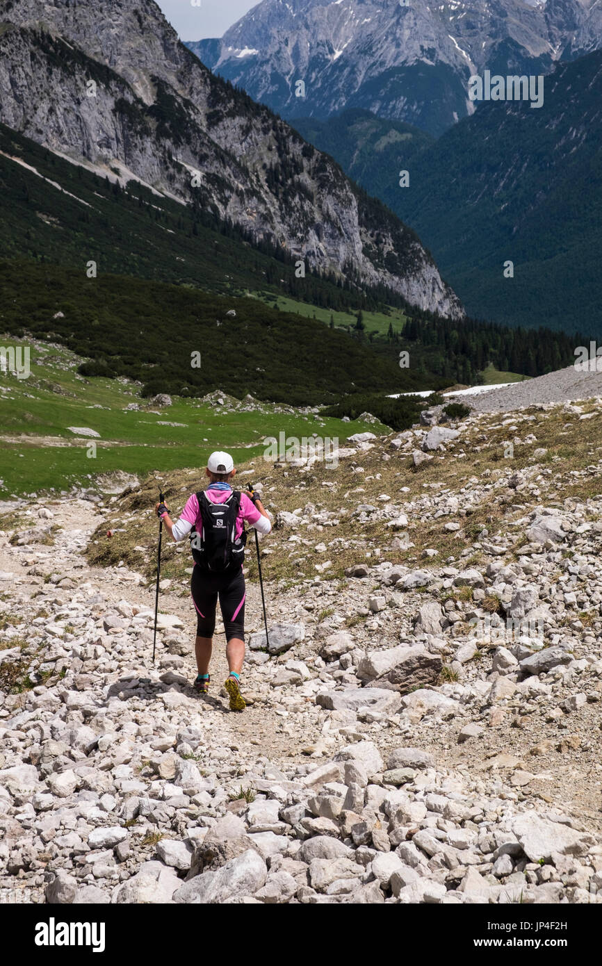 Les marcheurs randonnées sur de l'Scharnitzjoch Puitegg à saddle mountain pass dans les Alpes du Tyrol, Autriche Banque D'Images