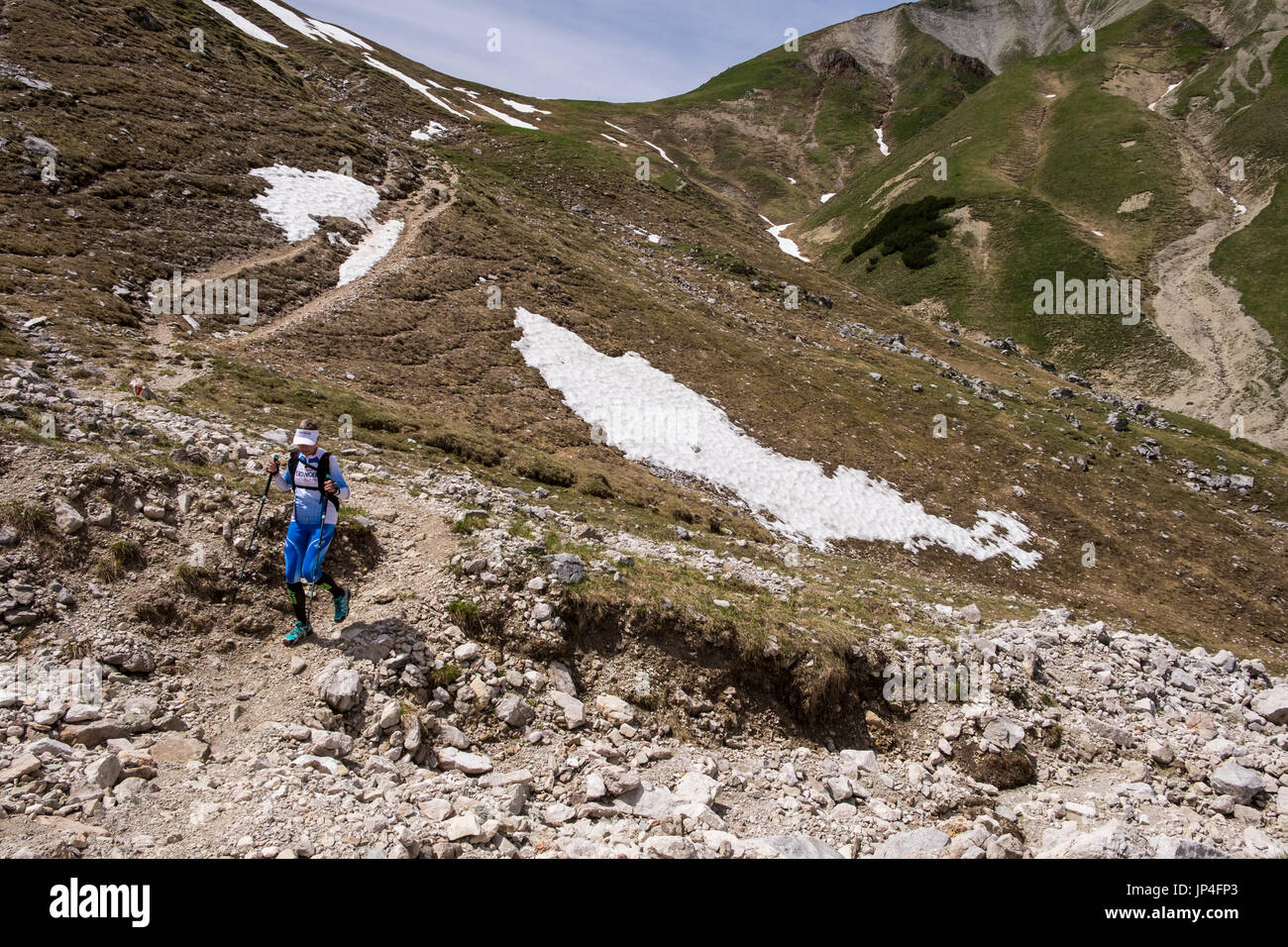 Les marcheurs randonnées sur de l'Scharnitzjoch Puitegg à saddle mountain pass dans les Alpes du Tyrol, Autriche Banque D'Images