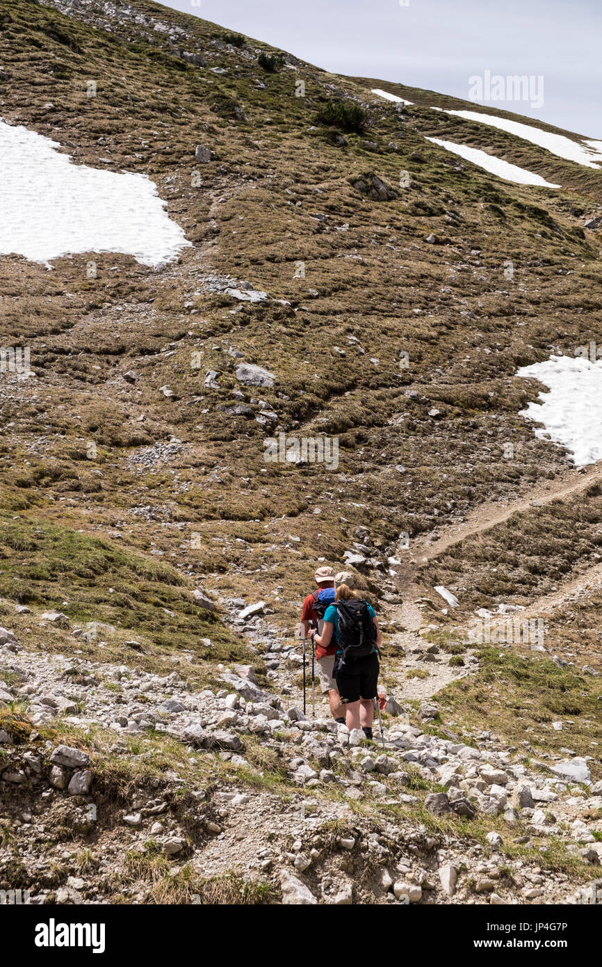 Les marcheurs randonnées sur de l'Scharnitzjoch Puitegg à saddle mountain pass dans les Alpes du Tyrol, Autriche Banque D'Images