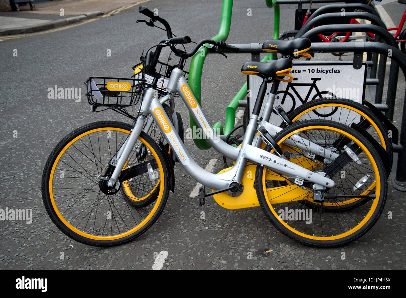 Deux vélos de vélo, un système de vélo en libre-service, où les vélos sont mis à disposition pour une utilisation partagée d'individus sur un très court terme. Banque D'Images