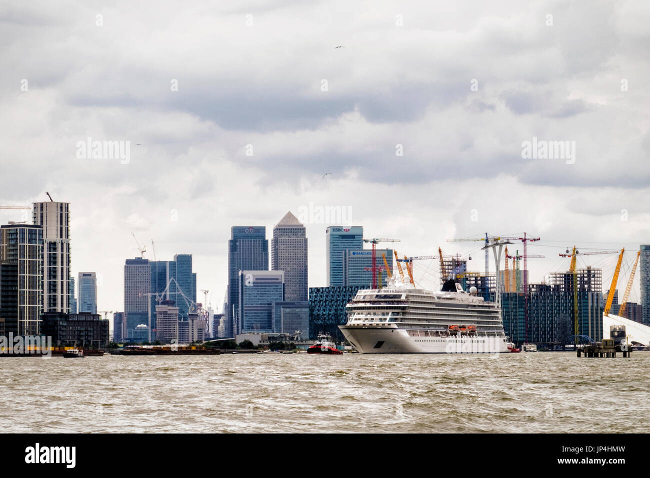 UK,Londres,MV Viking Sea Cruise navire passe Canary Wharf centre bancaire et financier tel qu'il quitte la ville. Bateau de croisière quitte Londres. Tamise Banque D'Images