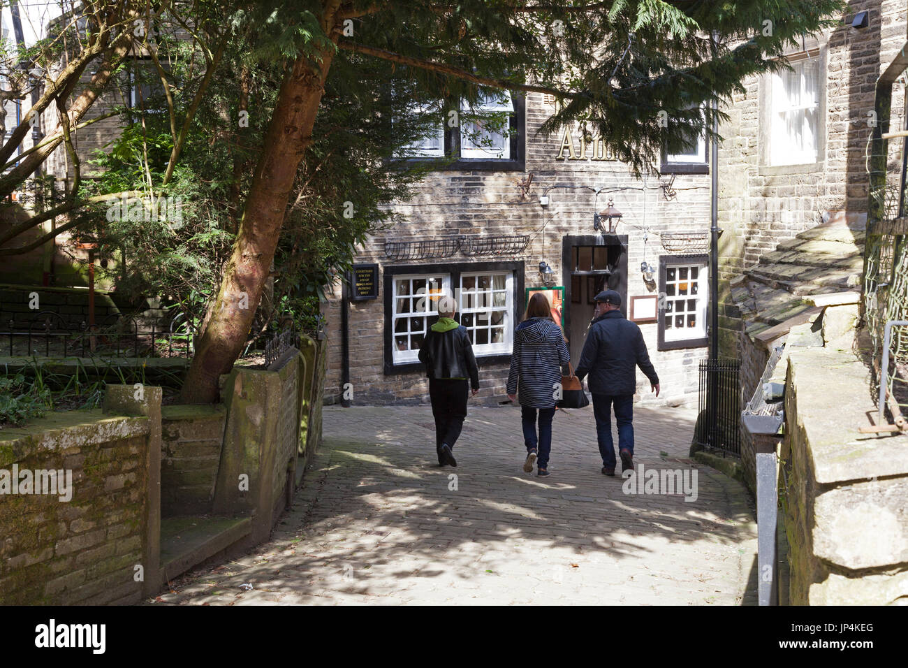 Les visiteurs à explorer les rues pavées de Haworth, West Yorkshire Banque D'Images