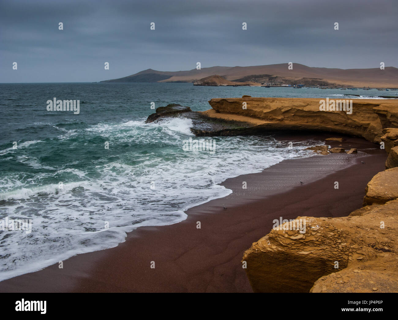 La côte et plage de sable rouge de la réserve nationale de Paracas au Pérou Banque D'Images