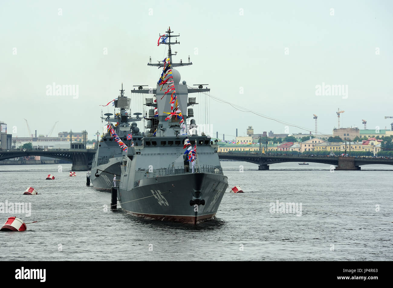 Saint Petersburg, Russie - le 30 juillet 2017 : corvette Stoykiy frégate Amiral Makarov et lors d'un défilé naval pour la célébration de la Journée de la Marine Banque D'Images