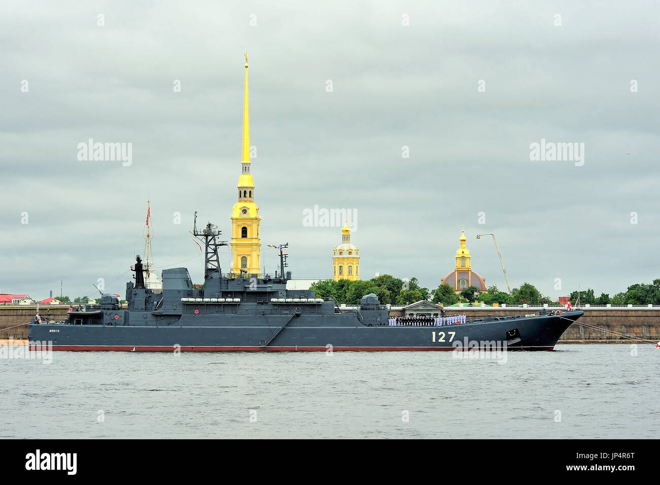 Saint Petersburg, Russie - le 30 juillet 2017 : grand débarquement Minsk au cours d'un défilé naval pour la célébration de la Journée de la Marine Banque D'Images