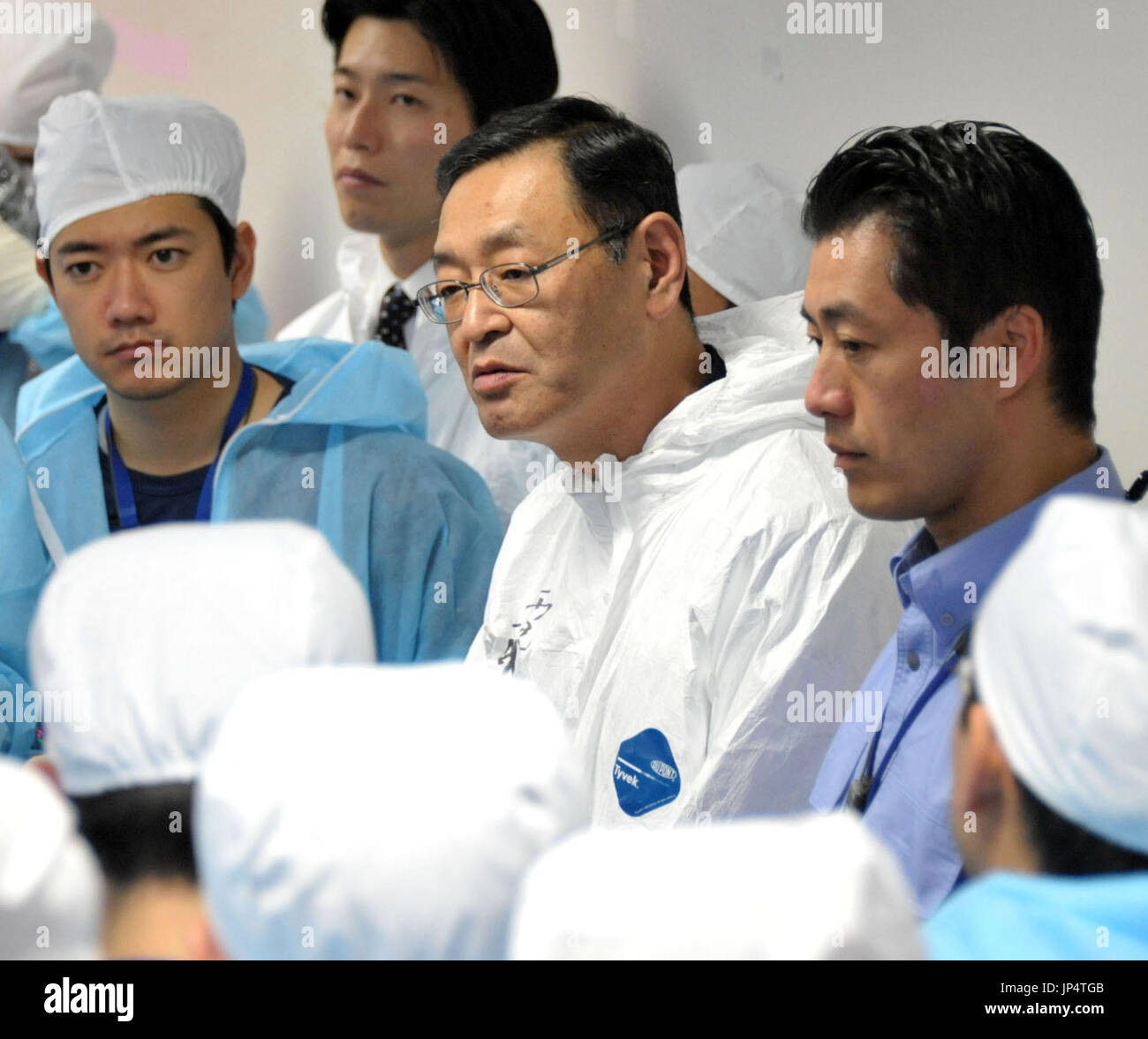 TOKYO, JAPON - Masao Yoshida (C), chef de la catastrophe a frappé à l'usine nucléaire de Fukushima Daiichi, répond aux questions des journalistes à l'usine en novembre 2011. Le 11 septembre 2014, le gouvernement a publié des documents contenant des témoignages de Yoshida, décédé en juillet 2013, et 18 autres personnes au cours des entrevues avec les chercheurs du gouvernement sur la gestion de la crise nucléaire à l'usine. (Kyodo) Banque D'Images