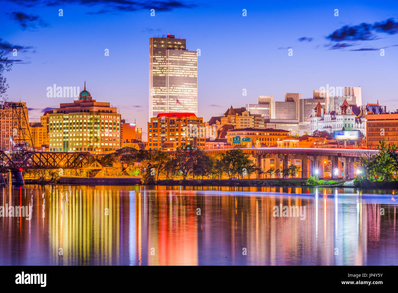 Albany, New York, USA Skyline sur la rivière Hudson. Banque D'Images