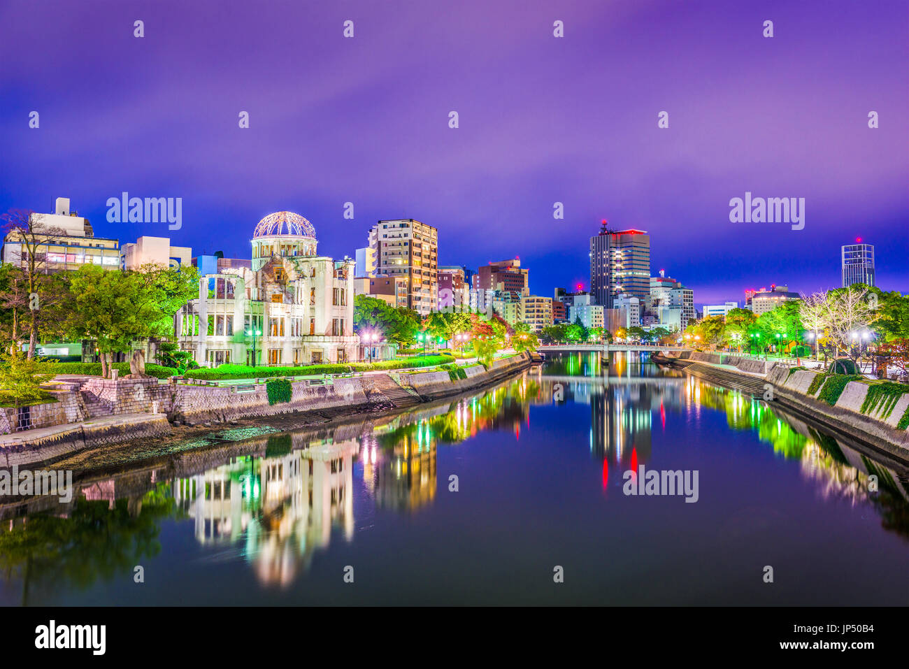 Hiroshima, Japon skyline et le parc de la paix dans la nuit. Banque D'Images