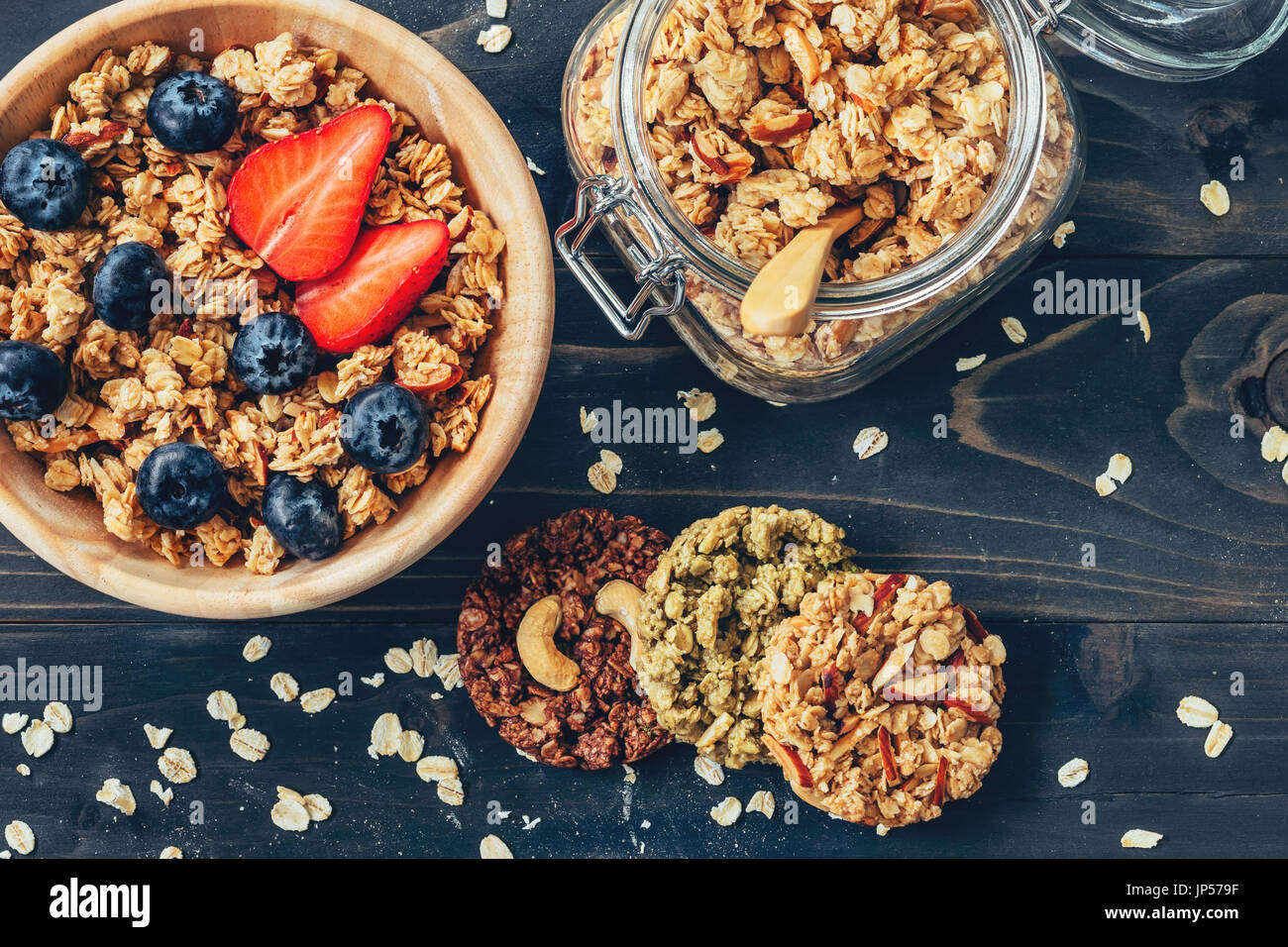 Granola maison et les baies fraîches sur la table en bois avec l'espace. Banque D'Images