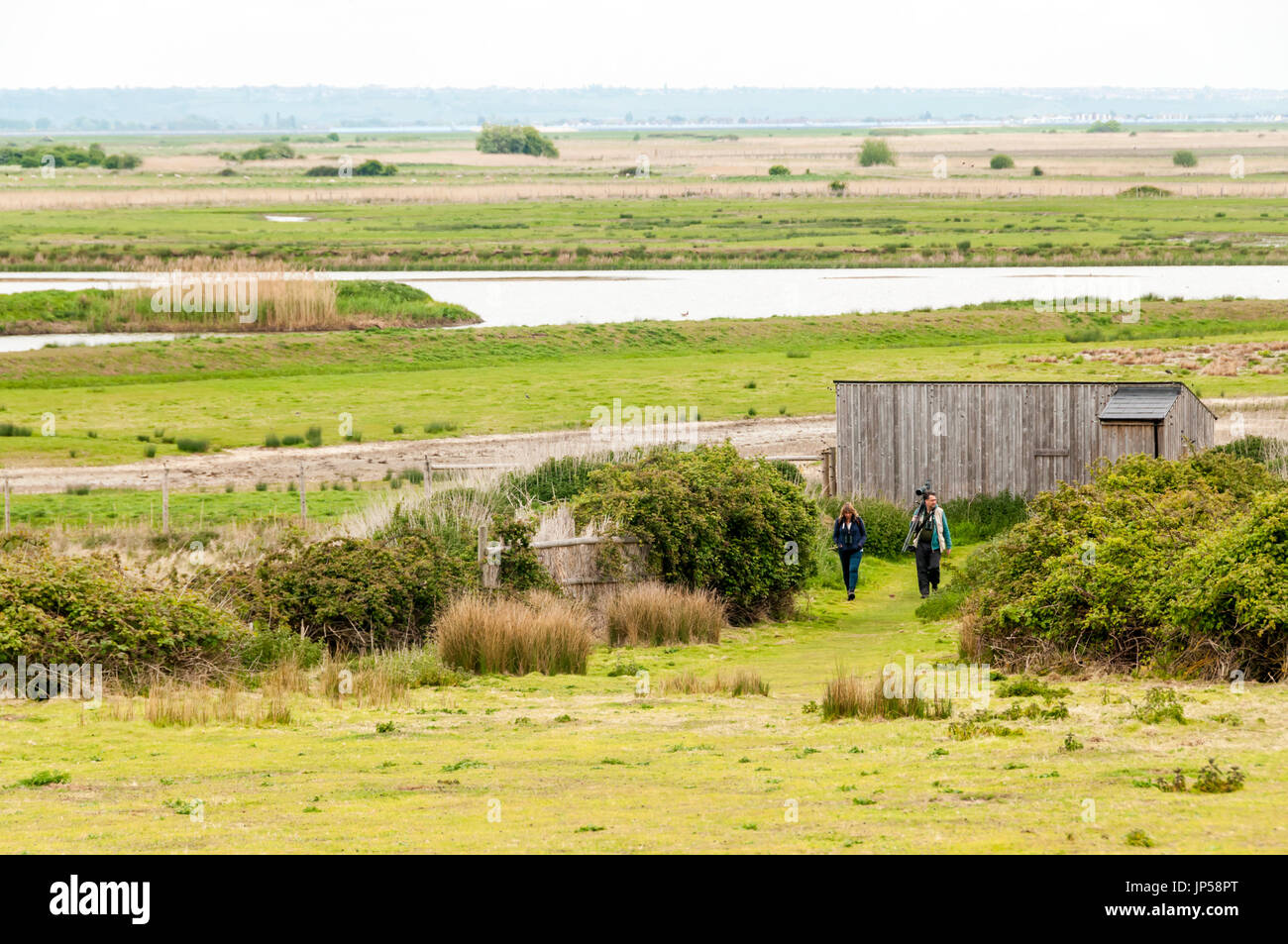 Visiteurs d'une peau sur la colline vers le nord de la réserve d'oiseaux RSPB sur le marais nord du Kent par l'estuaire de la Tamise. Banque D'Images