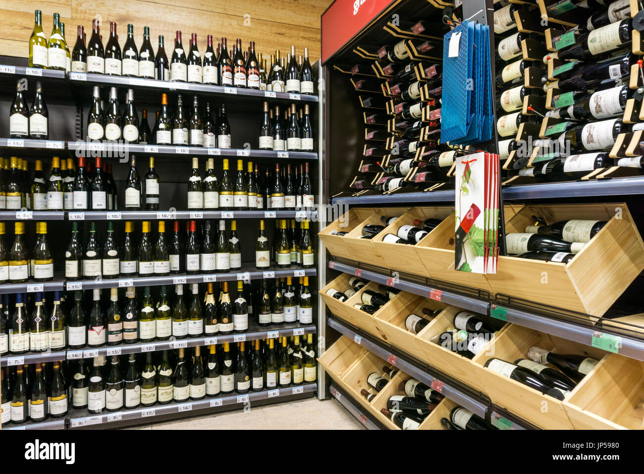 Sélection de vins à la vente dans le département de vin bien garnie d'un supermarché français. Banque D'Images