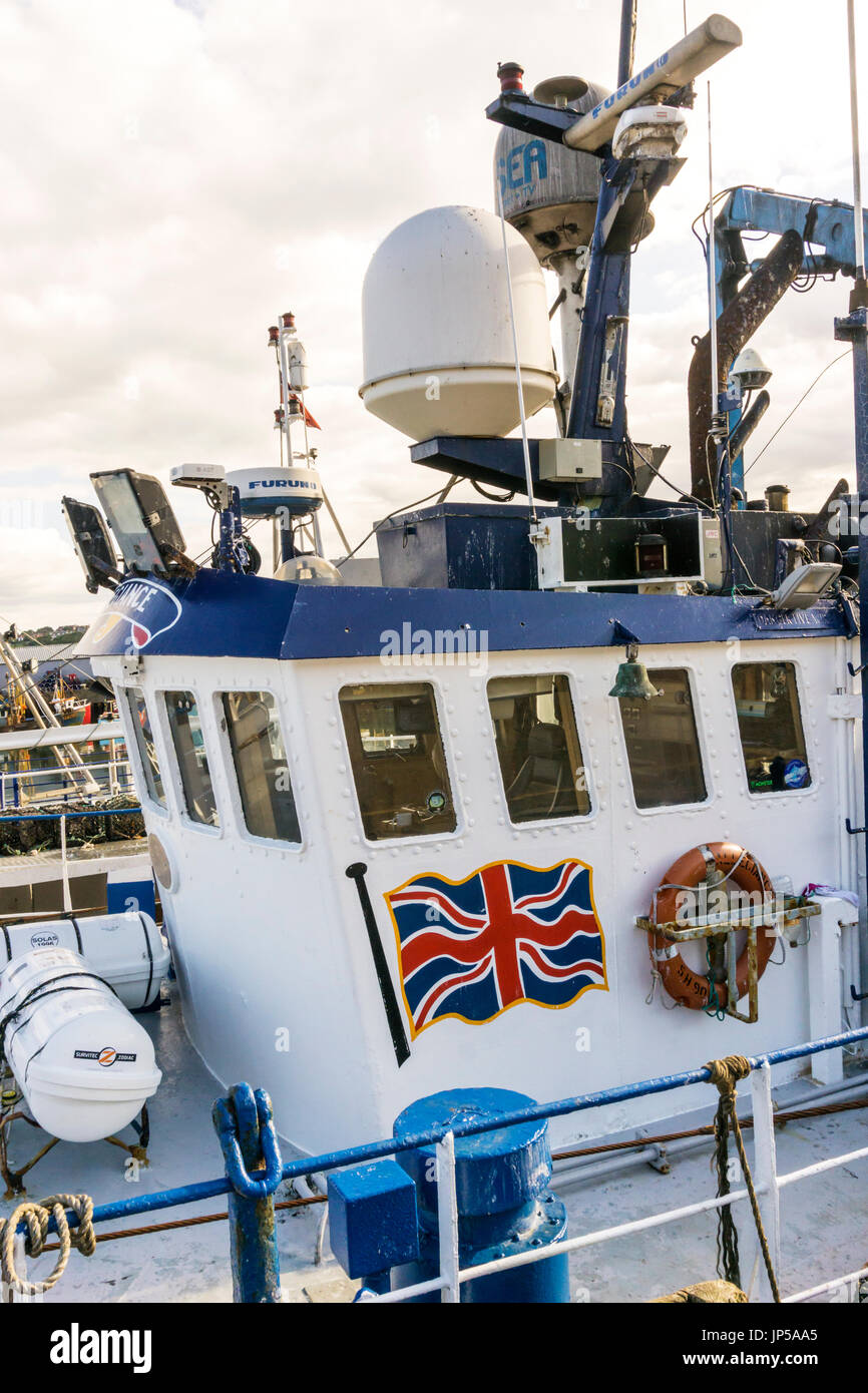 Union Jack sur le côté du chalutier allégeance dans le port de Scarborough. Banque D'Images