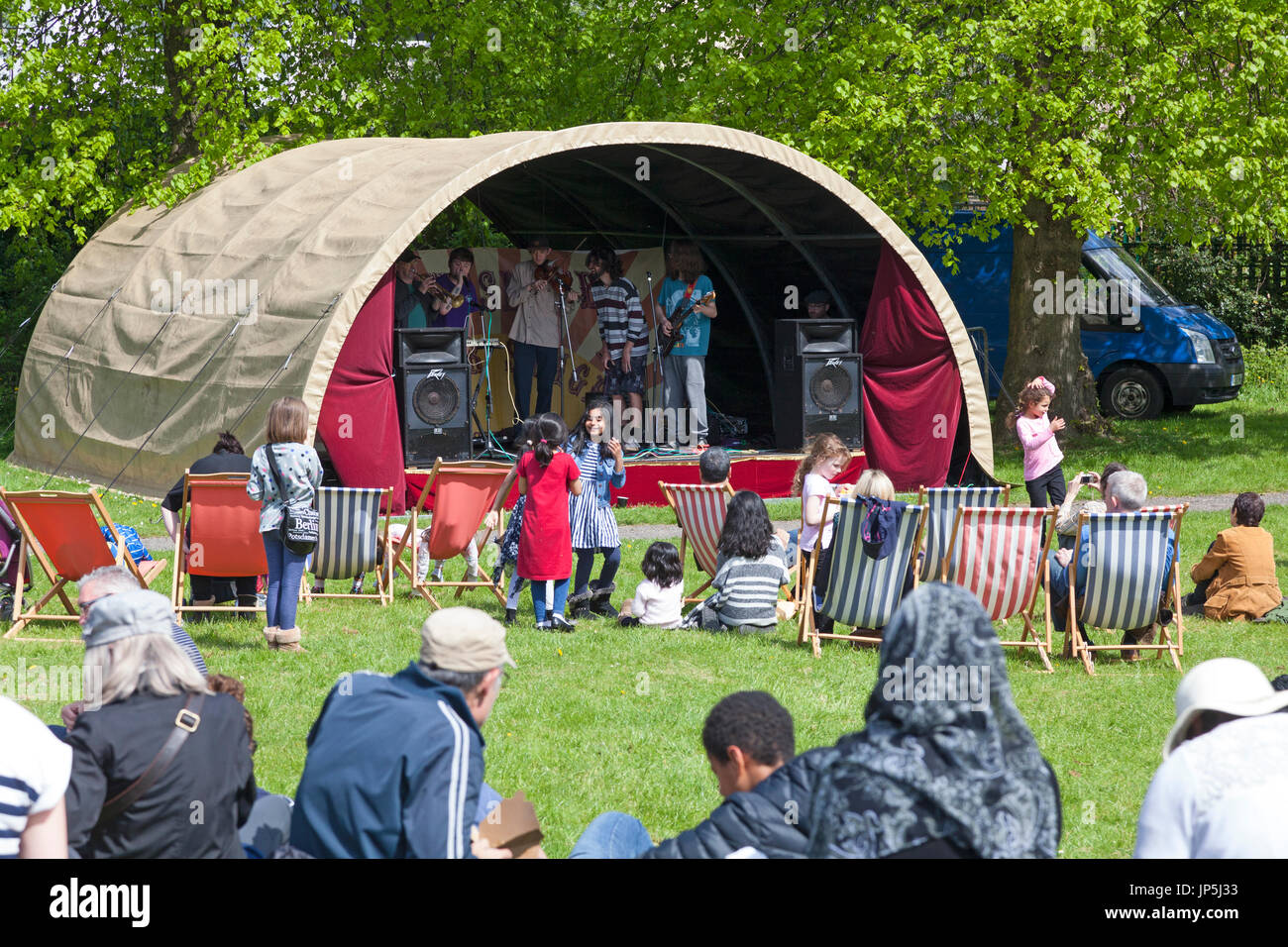 Les personnes bénéficiant de la célébrer Festival, Whalley Range, Greater Manchester Banque D'Images