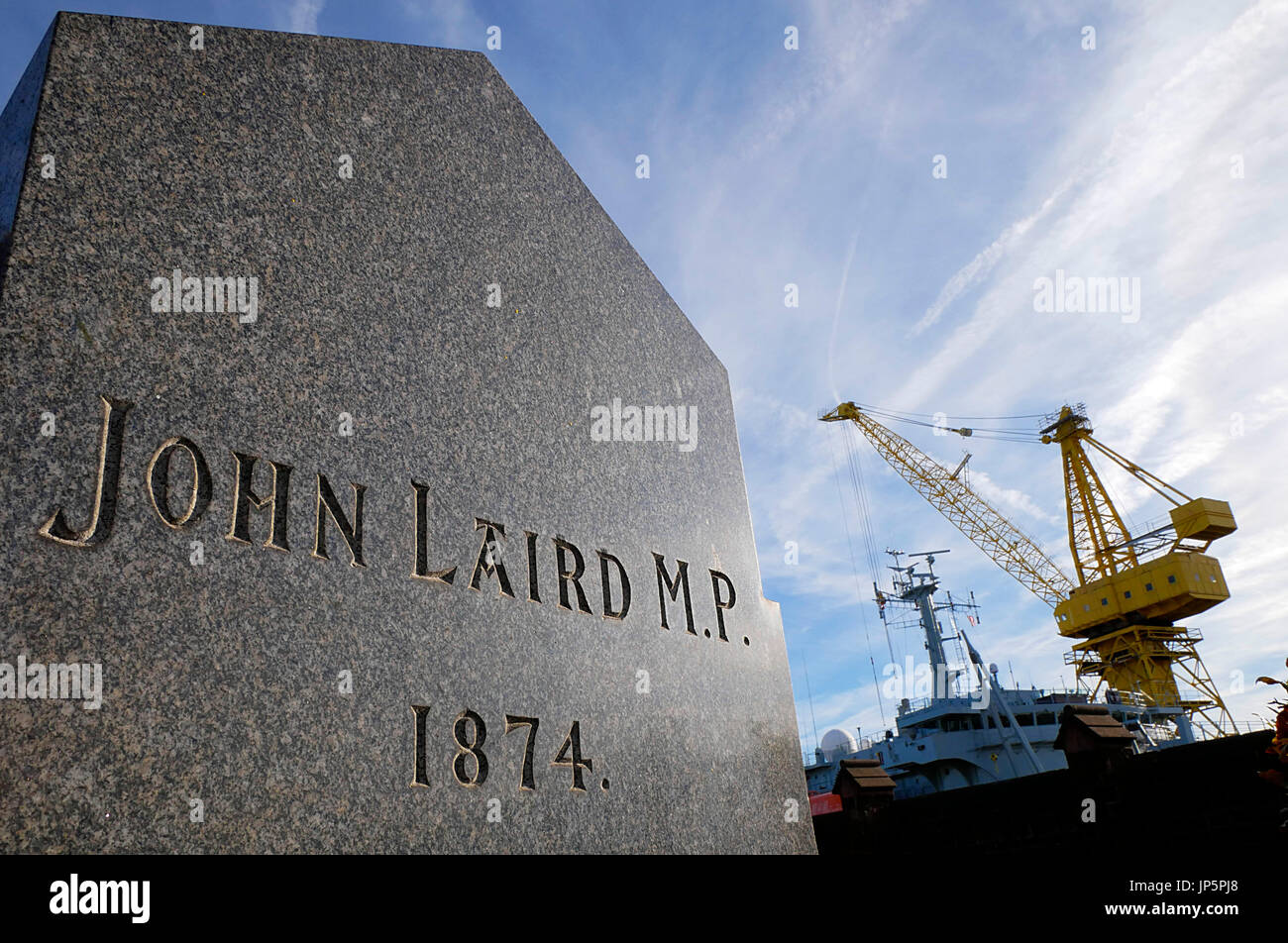 Pierre tombale du grand constructeur naval britannique John Laird de Birkenhead, député de l'héritage qui est le chantier naval Cammell Laird à Birkenhead, Merseyside. Banque D'Images