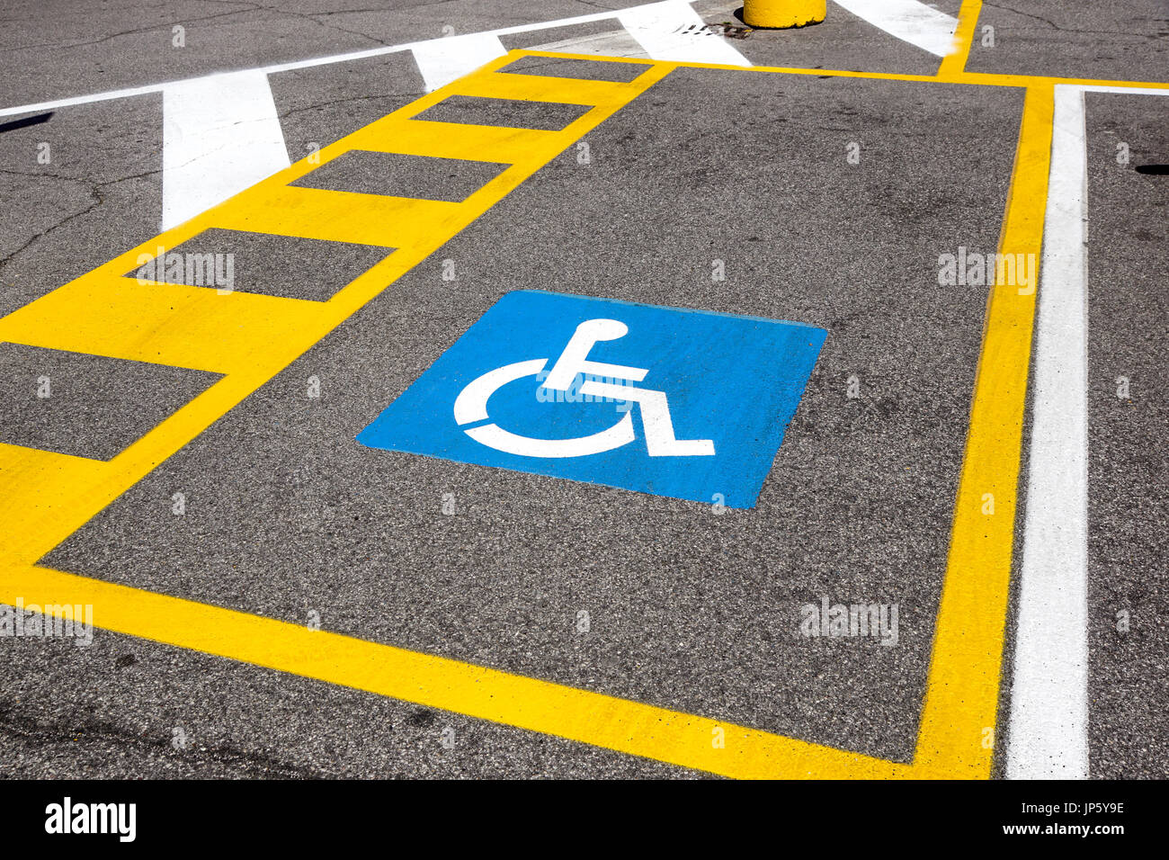 L'espace de stationnement réservé aux personnes handicapées dans un commerce de détail shoppers parking. Banque D'Images