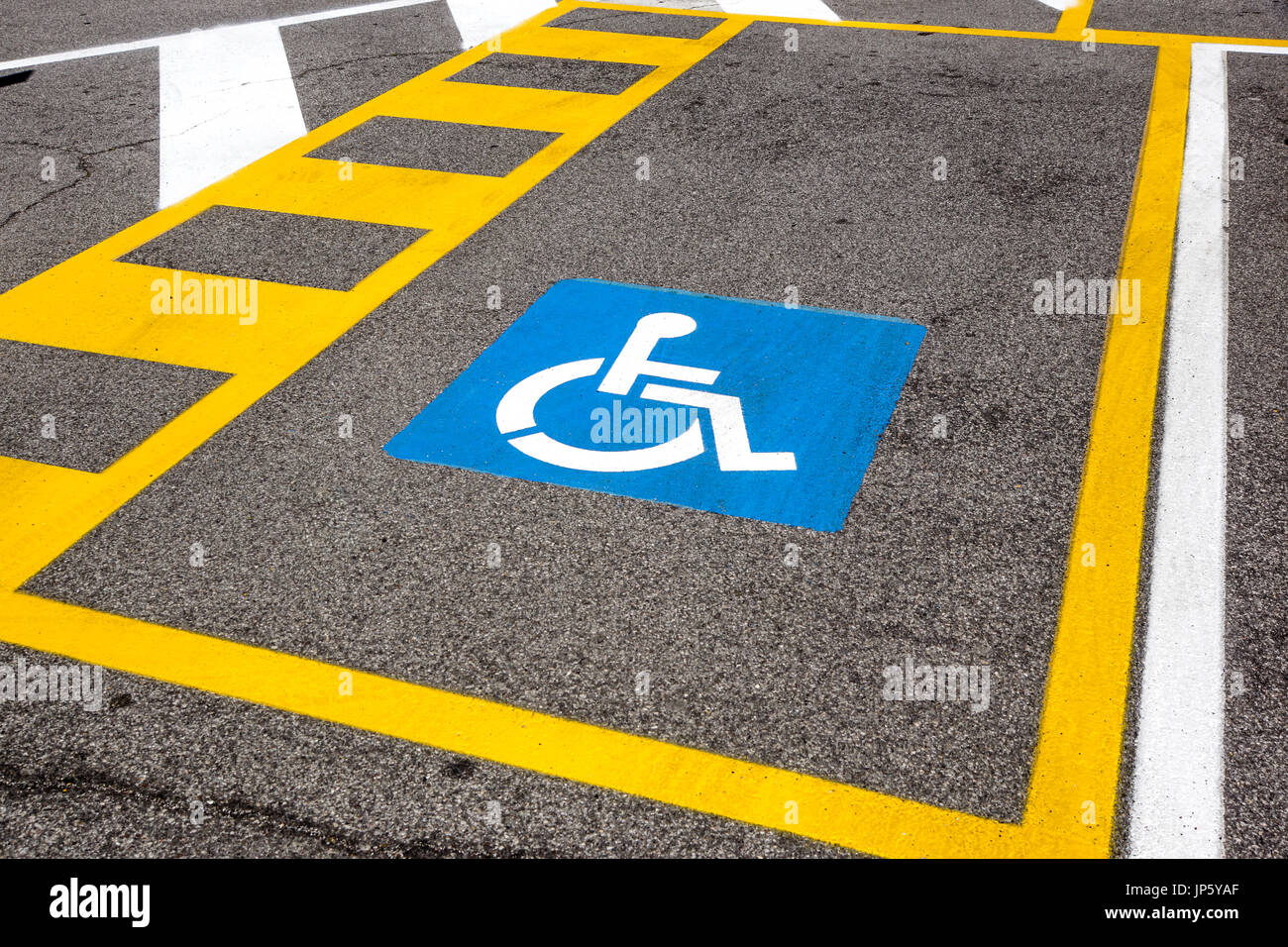 L'espace de stationnement réservé aux personnes handicapées dans un commerce de détail shoppers parking. Banque D'Images