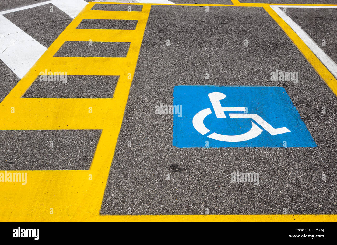 L'espace de stationnement réservé aux personnes handicapées dans un commerce de détail shoppers parking. Banque D'Images
