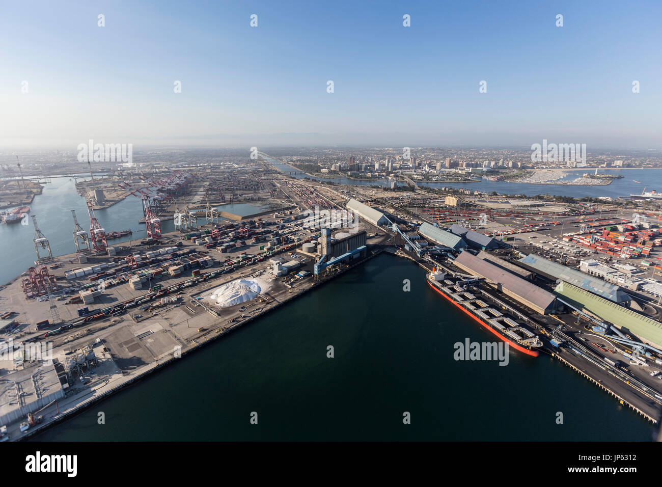 Long Beach, Californie, USA - 10 juillet 2017 : Vue aérienne du port de Long Beach avec le centre-ville de bâtiments en arrière-plan. Banque D'Images