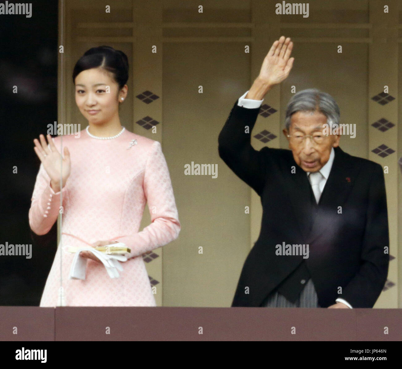 TOKYO, JAPON - Prince Mikasa (R), 99 ans, oncle de l'empereur Akihito, et la Princesse Kako, l'une des petites-filles de l'empereur, vague de sympathisants d'un balcon de l'Chowa-Den au Palais Impérial de Tokyo en voeux du Nouvel An le 2 janvier 2015. (Kyodo) Banque D'Images