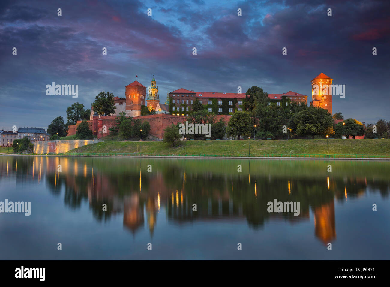 Cracovie. Droit de la vieille ville de Cracovie, en Pologne, au cours bleu crépuscule heure. Banque D'Images