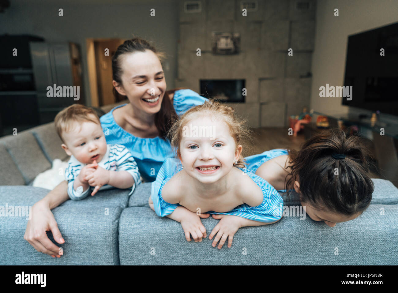 Maman, deux filles et un petit-fils sur le canapé Banque D'Images