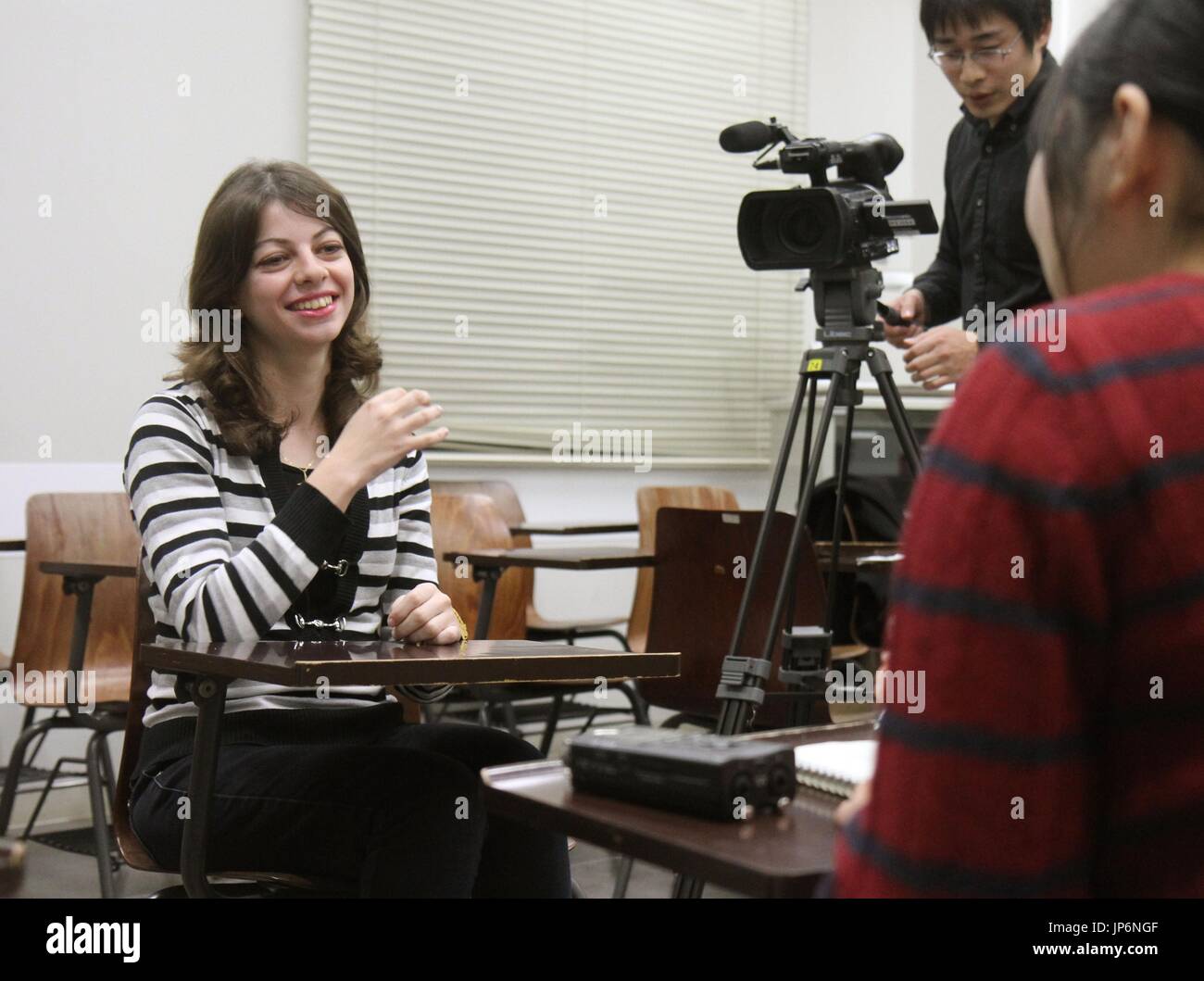 Un homme de 27 ans République junior high school teacher sourit pendant un clip vidéo création session à l'Université Keio Shonan Fujisawa Campus dans la préfecture de Kanagawa en novembre 2014. Elle a été l'un des participants à l'accueil des étudiants arabes détenus par programme le professeur Atsushi Okuda l laboratoire d'études islamiques de l'Arabe pour promouvoir les échanges entre le Japon et le monde arabe. (Kyodo) = =Kyodo Banque D'Images