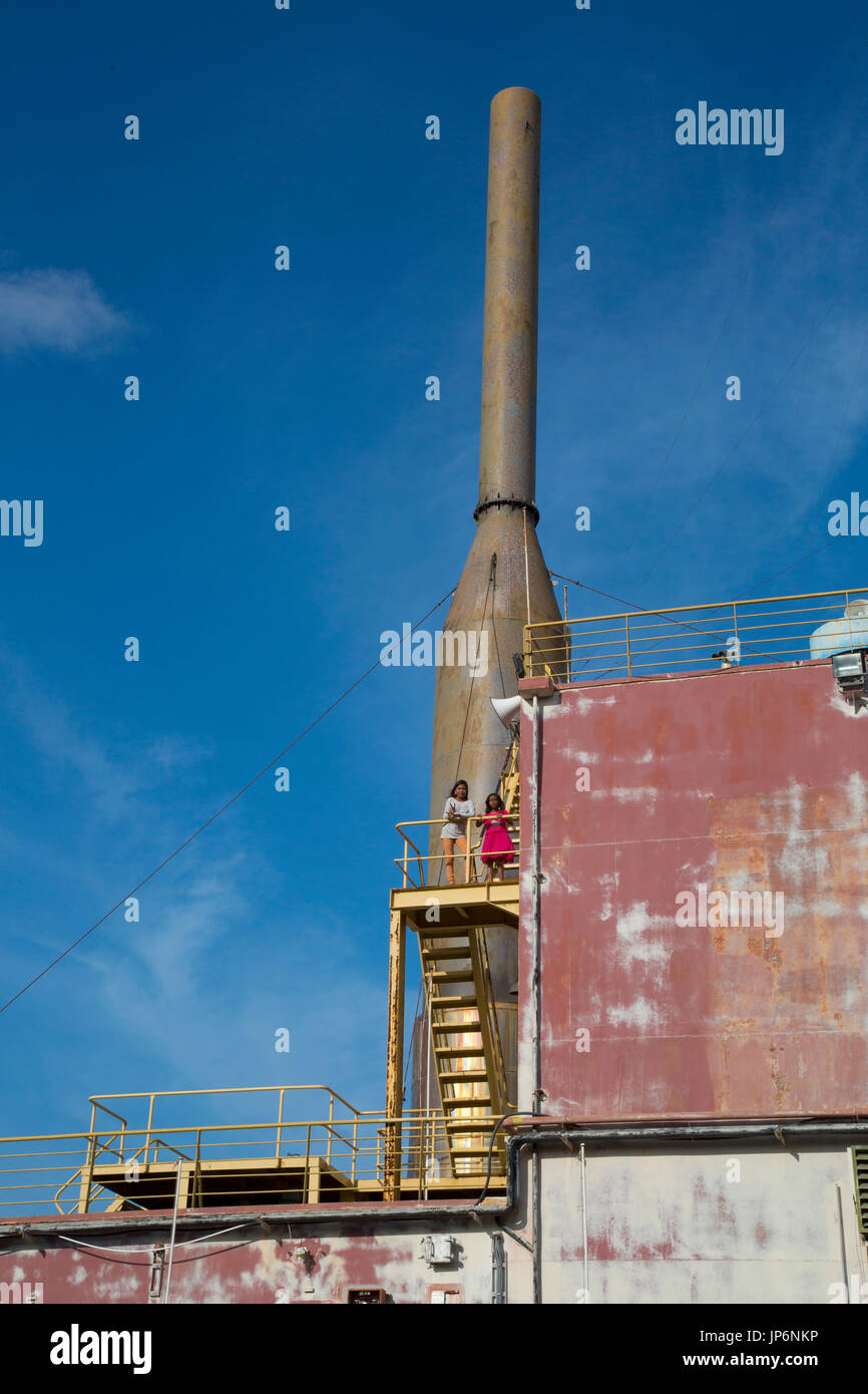 Les enfants explorent le Apung générateur électrique de bateau, déplacé plusieurs kilomètres à l'intérieur des terres par le tsunami de 2004 à Banda Aceh, Indonésie Banque D'Images