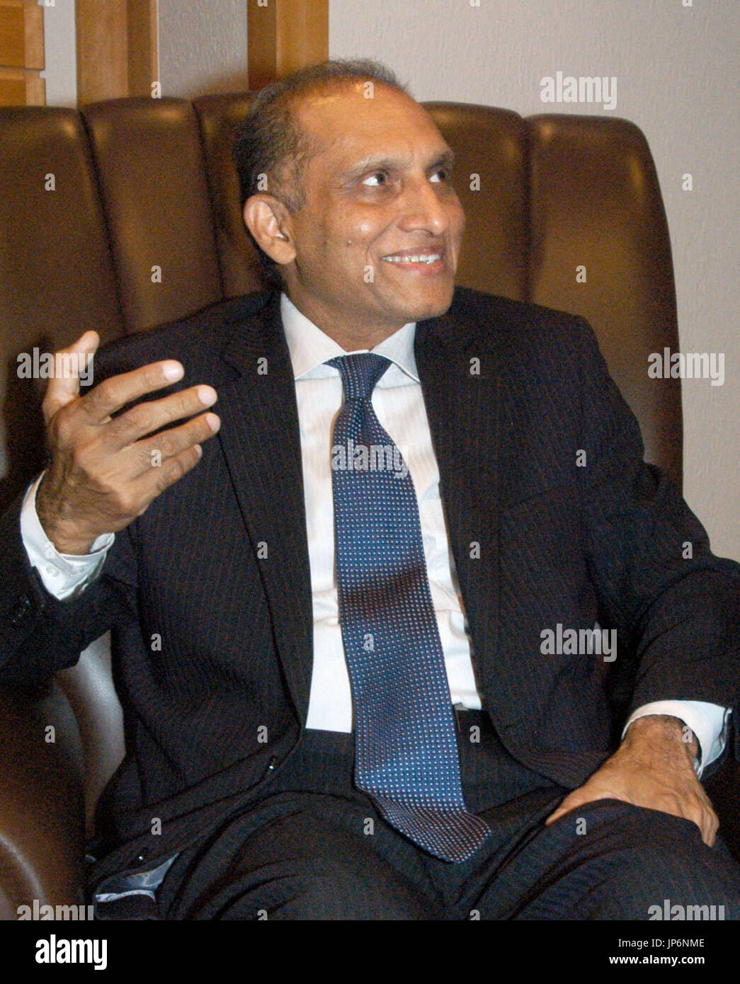 Secrétaire pakistanais des affaires étrangères Aizaz Ahmad Chaudhry parle pendant une entrevue à Tokyo le 26 mars 2015. Il a déclaré que les conditions de sécurité se sont améliorées au Pakistan et qu'il se félicite du retour de l'adolescent la lauréate du Prix Nobel de la paix Malala Yousafzai n'importe quel moment. (Kyodo) = =Kyodo Banque D'Images