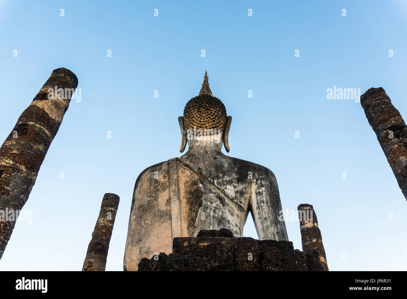 Statue de Bouddha retour à Wat Mahathat sukhothai temple en Thaïlande au patrimoine mondial Banque D'Images