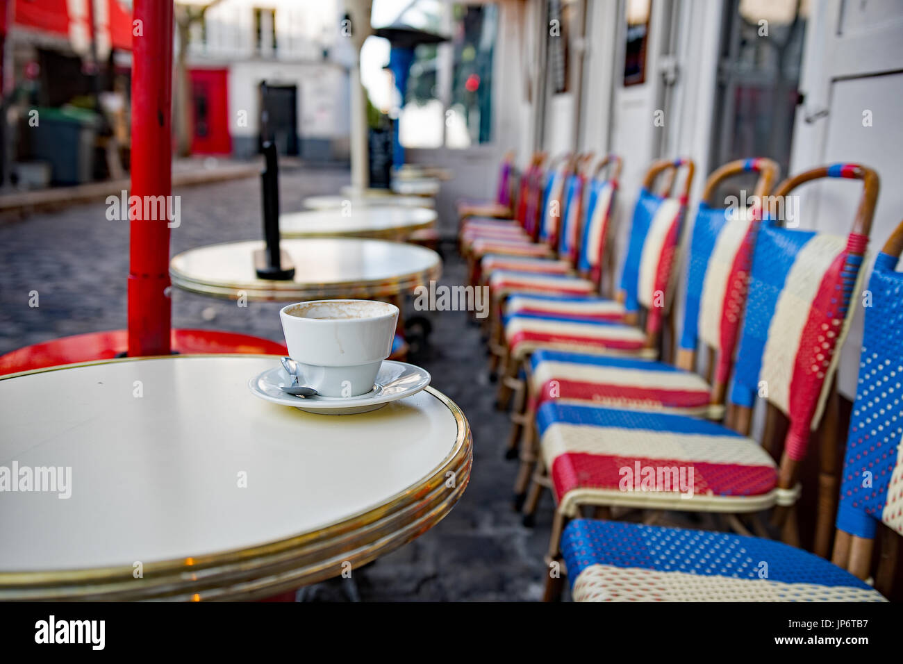 Tasse de café dans un café parisien en plein air Banque D'Images