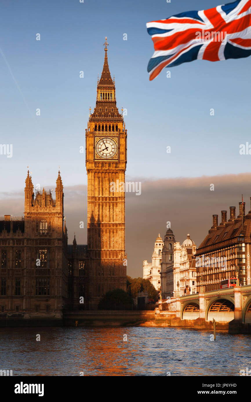Big Ben avec le drapeau du Royaume-Uni à Londres, Royaume-Uni Banque D'Images