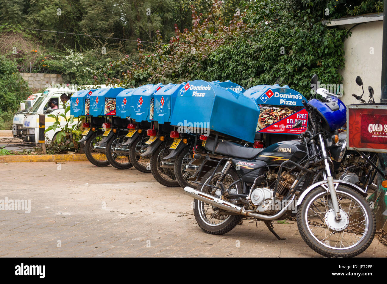 Une rangée de Dominos Pizza Delivery motos garées, Nairobi, Kenya Banque D'Images