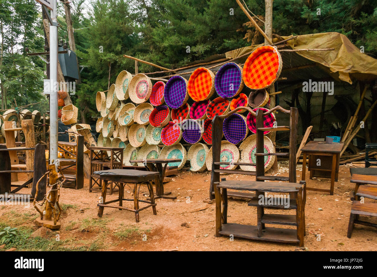 Divers produits artisanaux en vente sur le bas-côté de la route, Nairobi, Kenya Banque D'Images