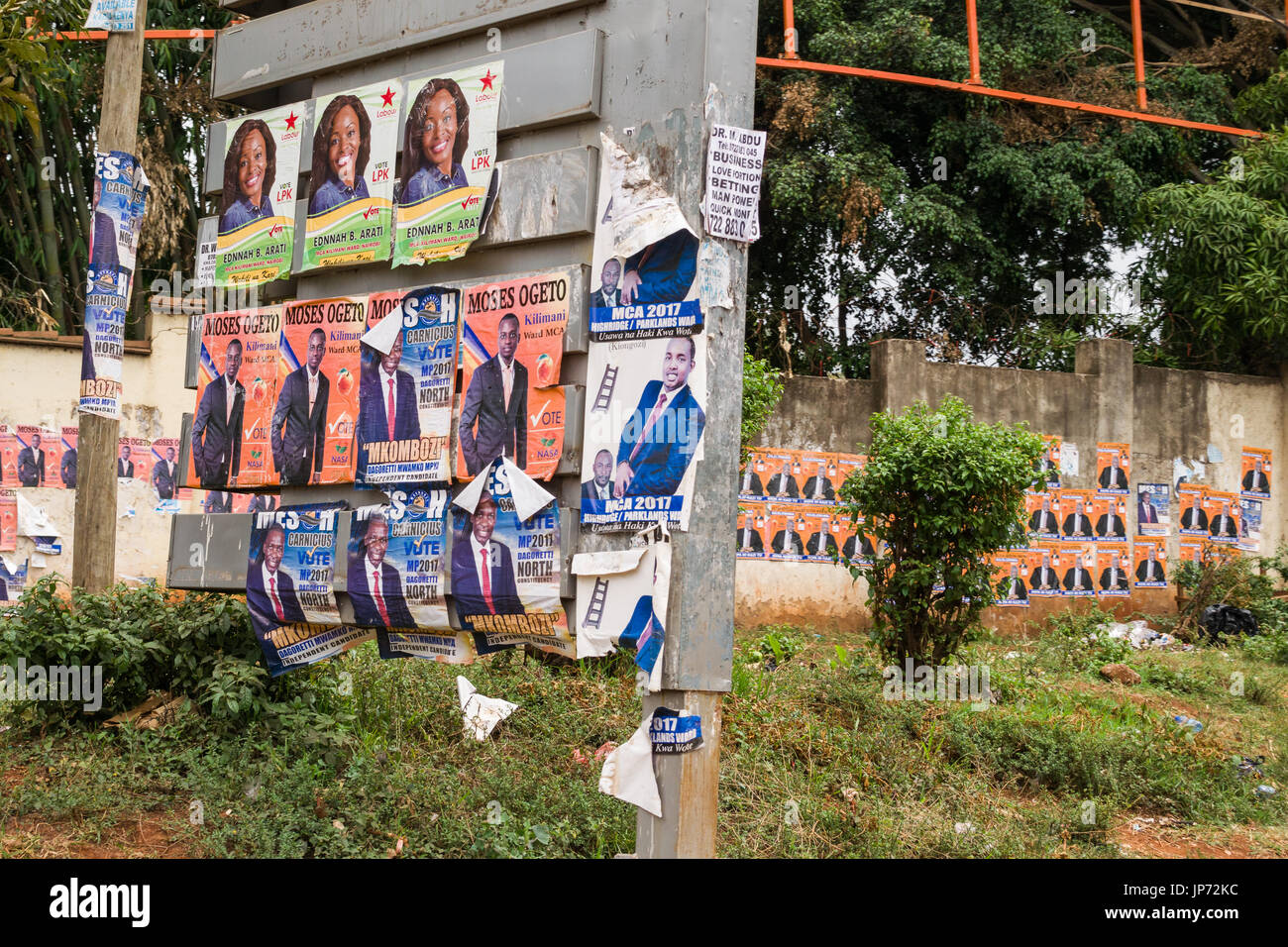 Diverses affiches électorales pour les candidats sur les murs et les surfaces, Nairobi, Kenya Banque D'Images