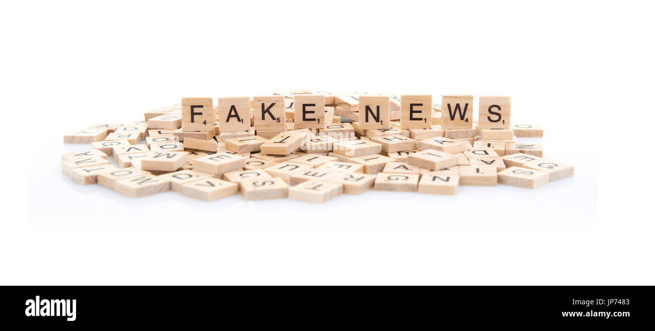 Fake News énoncés sur word des tuiles sur un fond blanc. Banque D'Images
