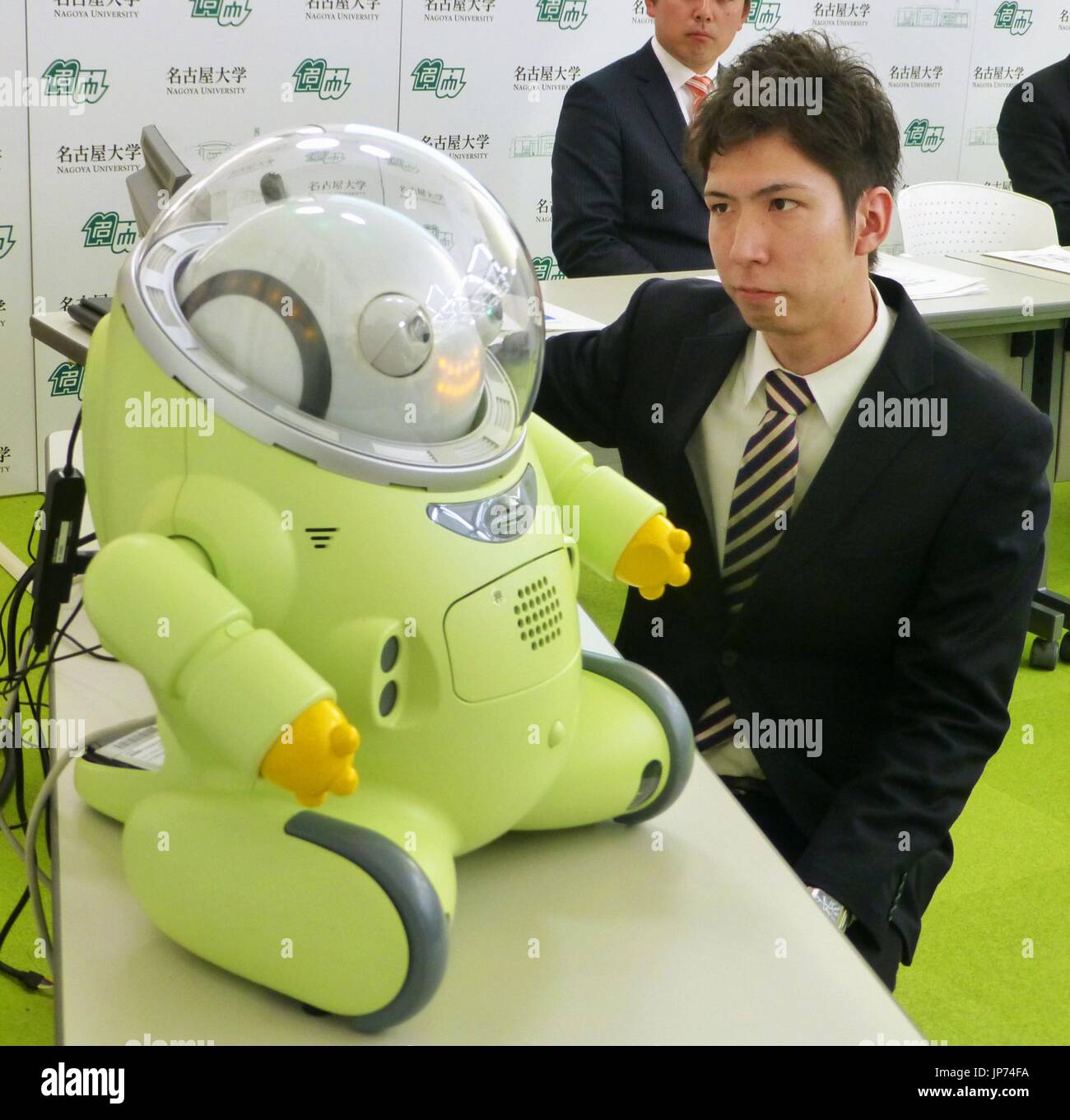Photo prise le 24 mars 2015 à Nagoya, montre un robot humanoïde. Une équipe de recherche composée d'universités situées dans le centre ville japonaise a déclaré qu'il va commencer une expérience en avril pour voir si les enfants ayant des troubles du développement comme l'autisme et le syndrome d'Asperger peuvent améliorer leurs compétences en matière de communication et de motivation à apprendre en prenant soin de le robot. (Kyodo)  = =Kyodo Banque D'Images