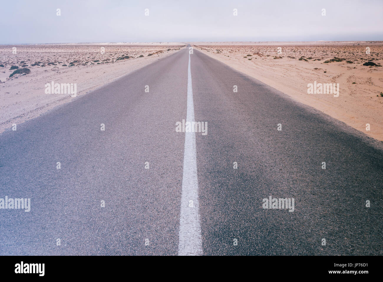 Vintage style instagram image d'une route du désert vide à Dakhla, Sahara occidental, Maroc. Banque D'Images